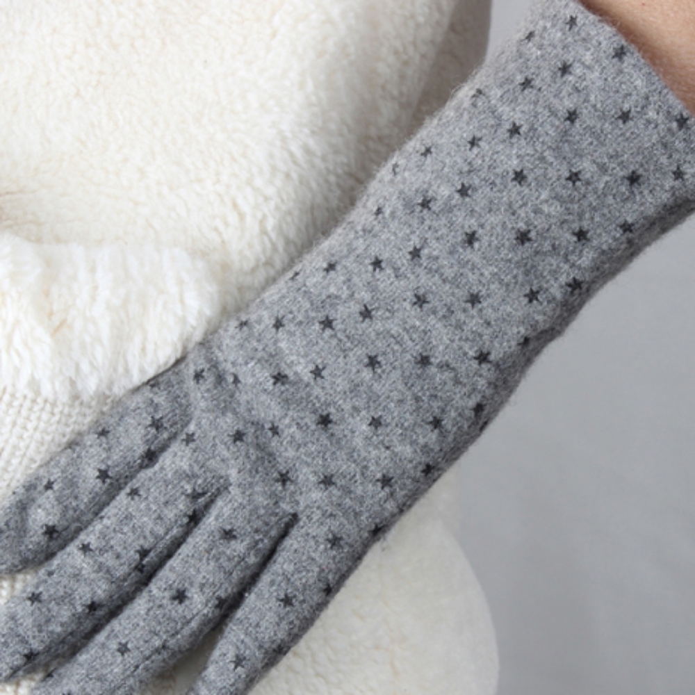 Women's Fall/Winter Glove with Smart Touch Embroidery.